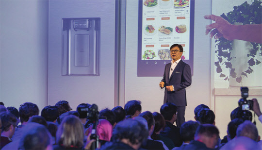 지난달 30일(현지시간) 독일 베를린에서 열린 IFA 2018 삼성전자 프레스 콘퍼런스에서 김현석 CE(소비자가전) 부문 대표이사 사장이 미래 AI(인공지능) 사업 전략에 대해 소개하고 있다.  삼성전자 제공